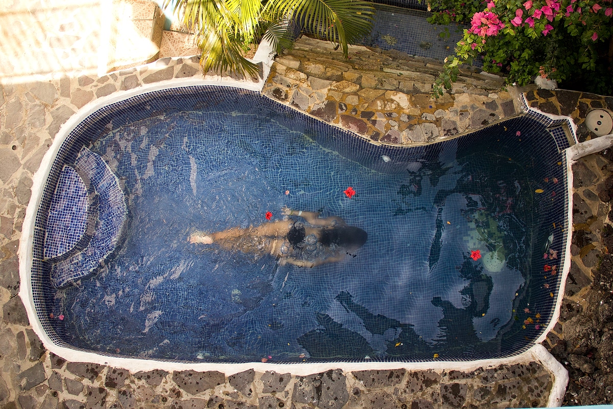 crazy-paving-pool-tiles